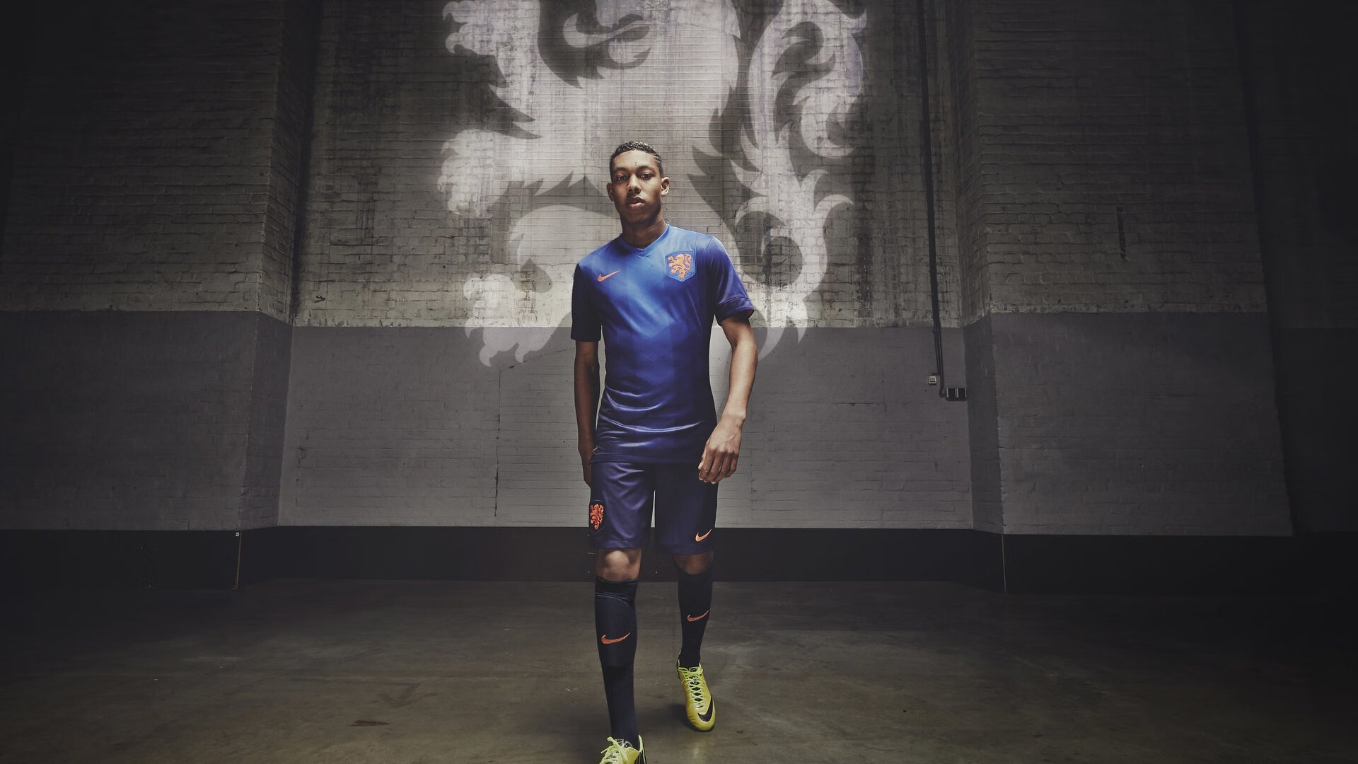 世界杯：跨国婚姻家庭一起看球时小孩担任“随口翻译” 语言天赋被激发